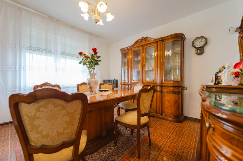 Proponiamo in vendita una splendida porzione di bifamiliare situata nella tranquilla e verdeggian...
