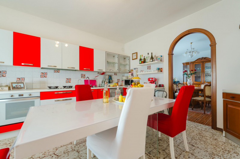 Proponiamo in vendita una splendida porzione di bifamiliare situata nella tranquilla e verdeggian...