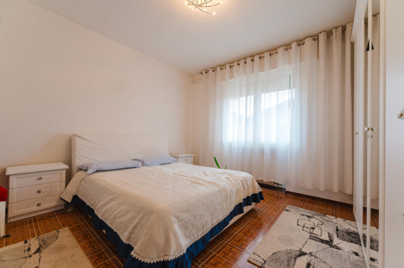 Proponiamo in vendita una splendida porzione di bifamiliare situata nella tranquilla e verdeggian...