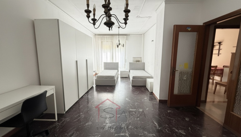 3 CAMERE IN APPARTAMENTO ARREDATE IN AFFITTO

Nel cuore del quartiere San Carlo, in posizione com...