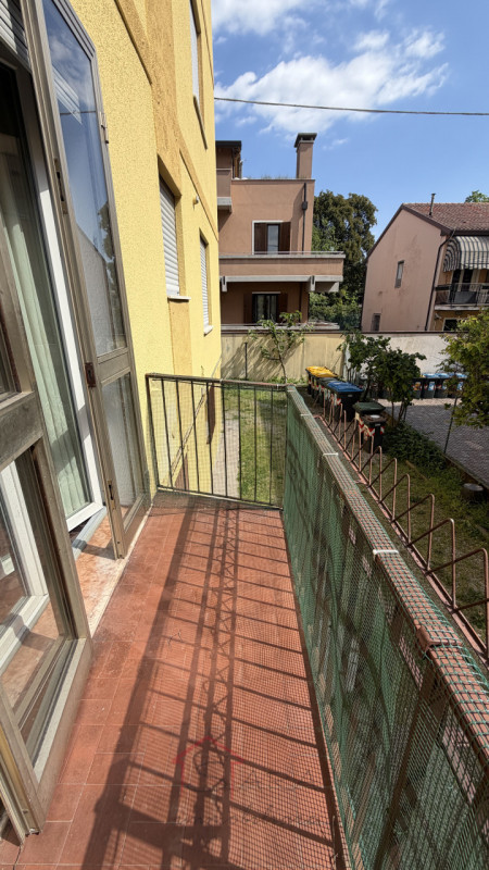 3 CAMERE IN APPARTAMENTO ARREDATE IN AFFITTO

Nel cuore del quartiere San Carlo, in posizione com...