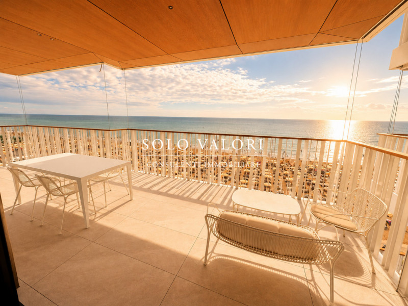 Scopri il tuo angolo di paradiso nel cuore di Jesolo, in zona Piazza Marina! Presentiamo un esclu...