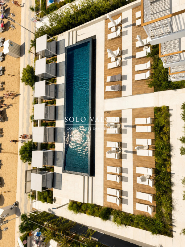 Scopri il tuo angolo di paradiso nel cuore di Jesolo, in zona Piazza Marina! Presentiamo un esclu...