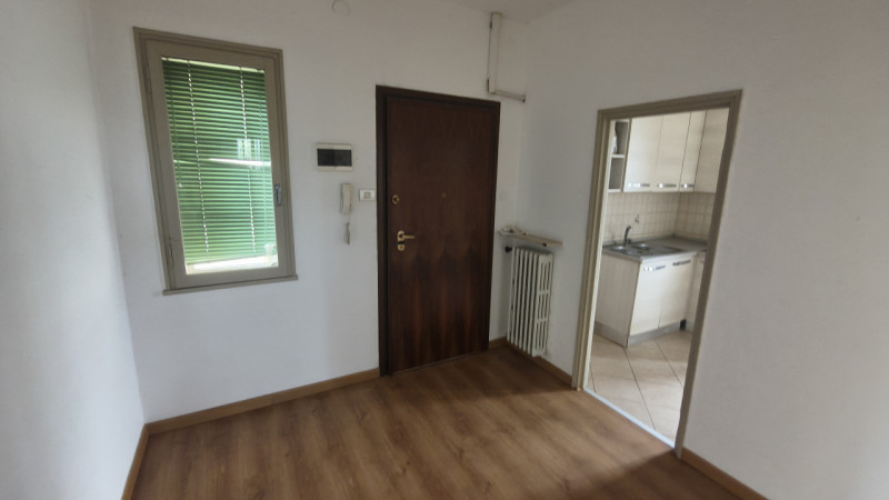 Scopri questo interessante appartamento quadrilocale situato al secondo e ultimo piano di una pal...
