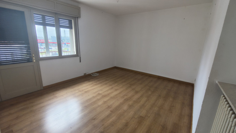 Scopri questo interessante appartamento quadrilocale situato al secondo e ultimo piano di una pal...