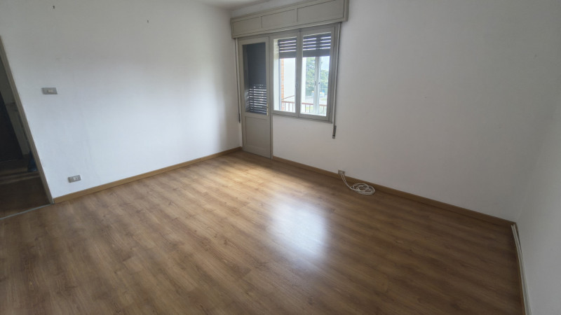 Scopri questo interessante appartamento quadrilocale situato al secondo e ultimo piano di una pal...