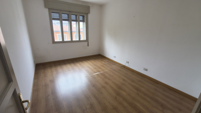 Scopri questo interessante appartamento quadrilocale situato al secondo e ultimo piano di una pal...