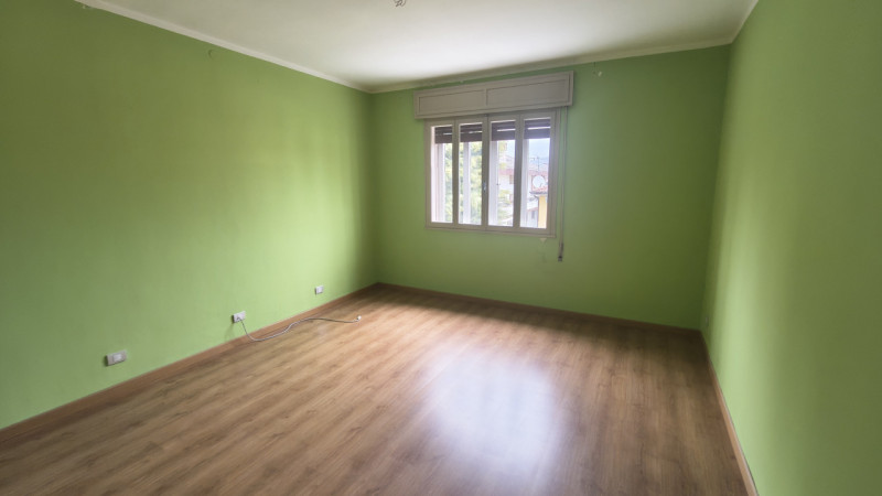 Scopri questo interessante appartamento quadrilocale situato al secondo e ultimo piano di una pal...