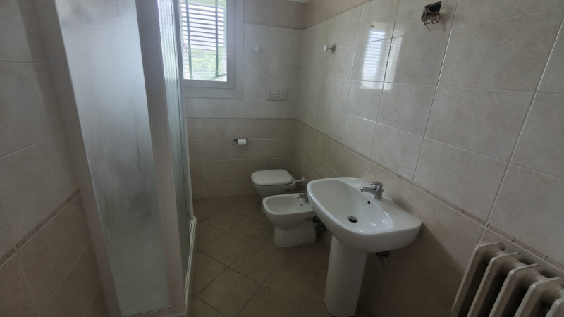 Scopri questo interessante appartamento quadrilocale situato al secondo e ultimo piano di una pal...