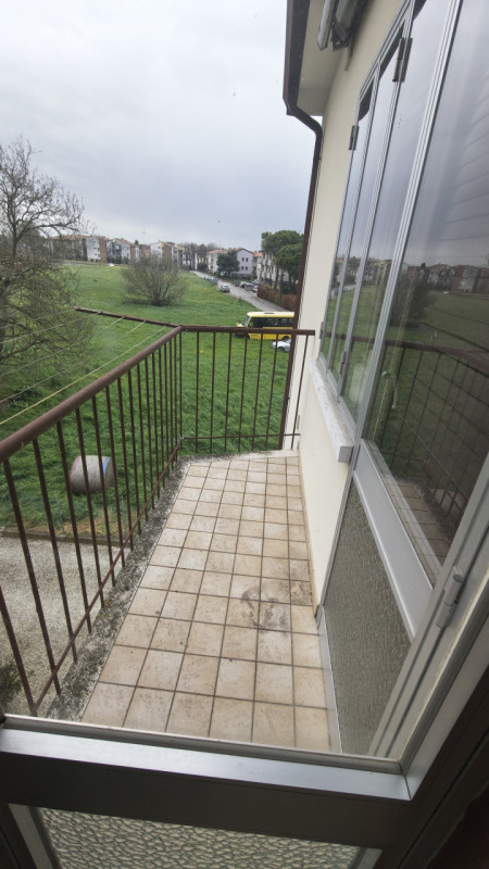 Scopri questo interessante appartamento quadrilocale situato al secondo e ultimo piano di una pal...