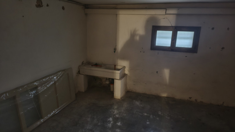 Scopri questo interessante appartamento quadrilocale situato al secondo e ultimo piano di una pal...