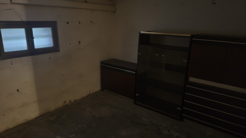 Scopri questo interessante appartamento quadrilocale situato al secondo e ultimo piano di una pal...