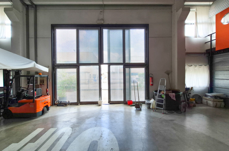 Desideriamo proporvi in affitto un capannone situato a Gambellara, in un'ottima zona artigianale-...