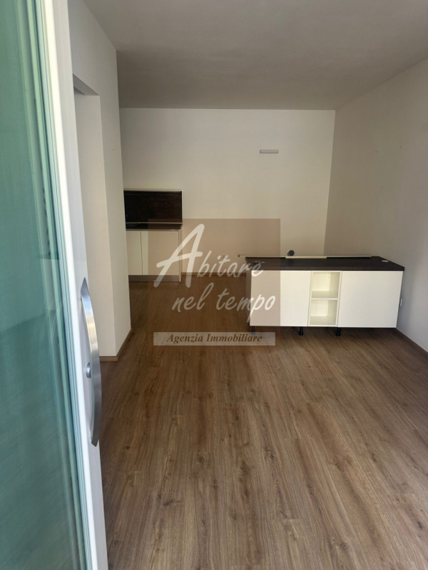 CITTADELLA (PD) - CENTRO 

Proponiamo in locazione un raffinato appartamento bicamere al piano te...