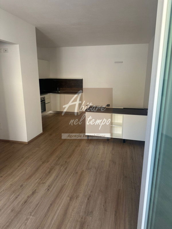 CITTADELLA (PD) - CENTRO 

Proponiamo in locazione un raffinato appartamento bicamere al piano te...