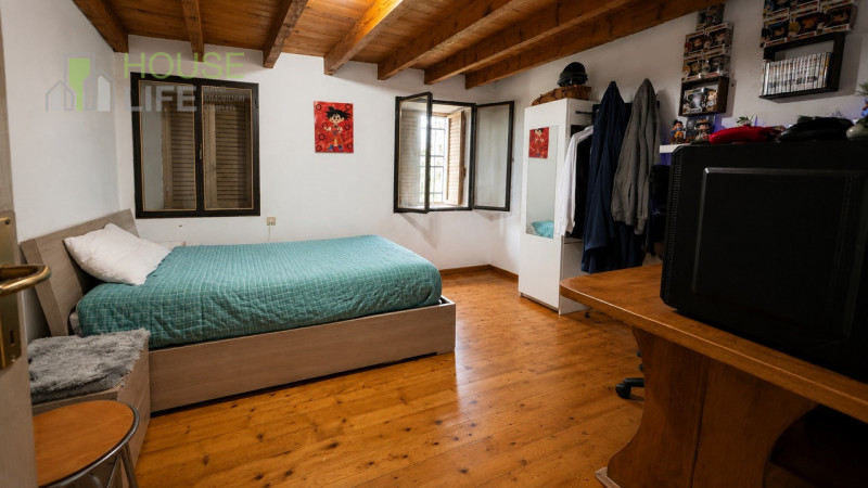 SANTORSO: CASA a schiera porzione centrale di circa 110 mq. L'immobile è inserito all'interno di ...
