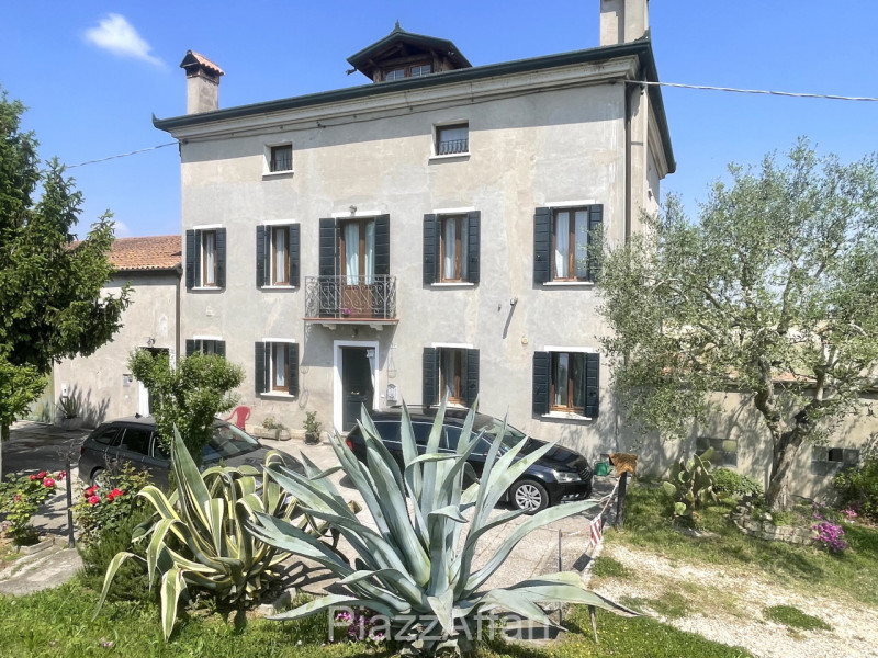 Vicinanze centro paese, proponiamo in vendita casa singola di importante metratura suddivisa in 2...