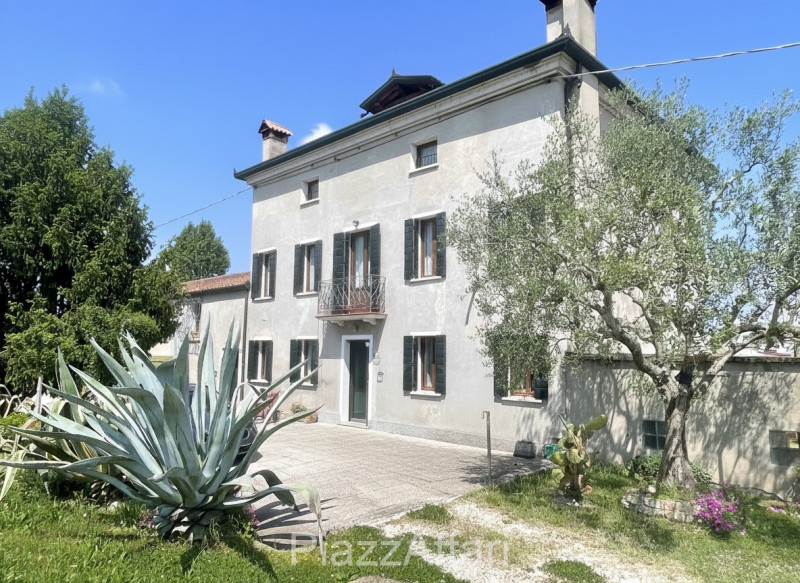 Vicinanze centro paese, proponiamo in vendita casa singola di importante metratura suddivisa in 2...