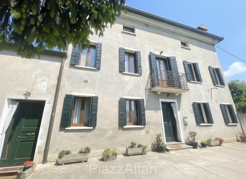 Vicinanze centro paese, proponiamo in vendita casa singola di importante metratura suddivisa in 2...