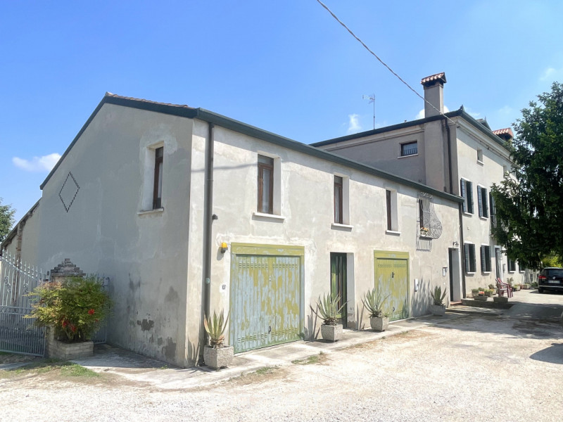 Vicinanze centro paese, proponiamo in vendita casa singola di importante metratura suddivisa in 2...