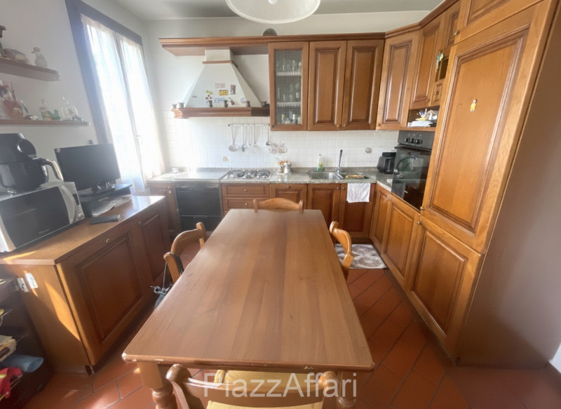 Vicinanze centro paese, proponiamo in vendita casa singola di importante metratura suddivisa in 2...