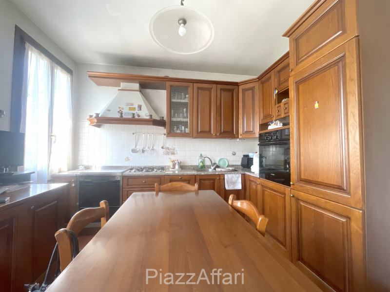 Vicinanze centro paese, proponiamo in vendita casa singola di importante metratura suddivisa in 2...