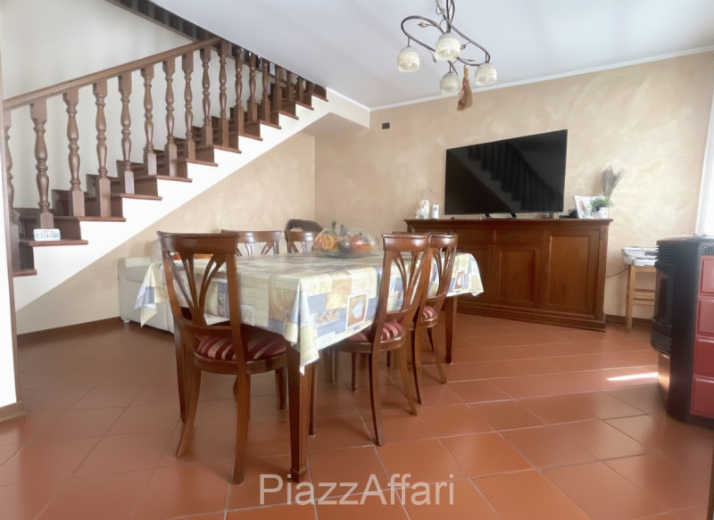 Vicinanze centro paese, proponiamo in vendita casa singola di importante metratura suddivisa in 2...