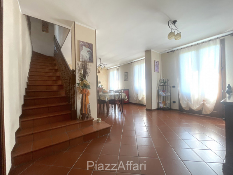 Vicinanze centro paese, proponiamo in vendita casa singola di importante metratura suddivisa in 2...