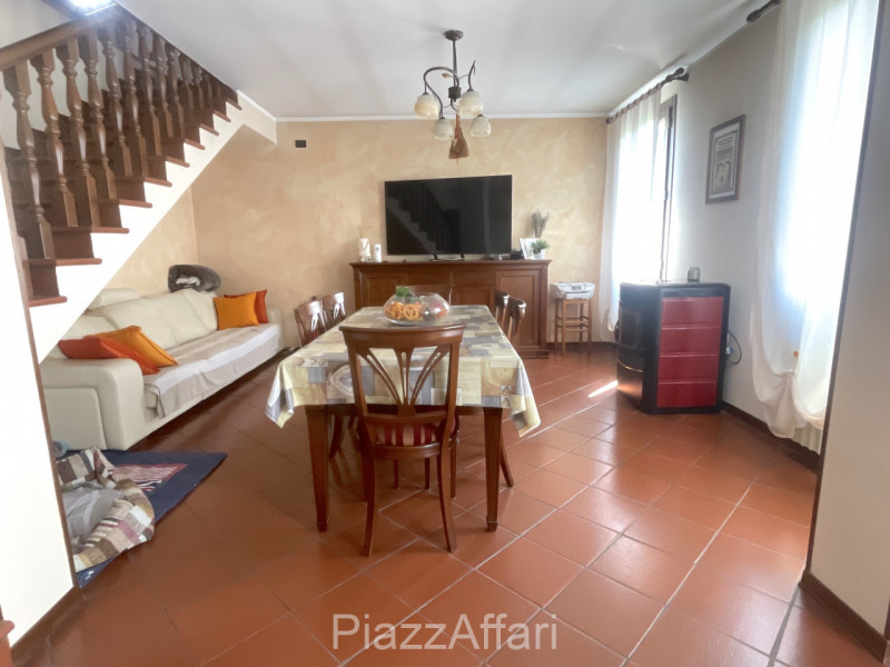 Vicinanze centro paese, proponiamo in vendita casa singola di importante metratura suddivisa in 2...