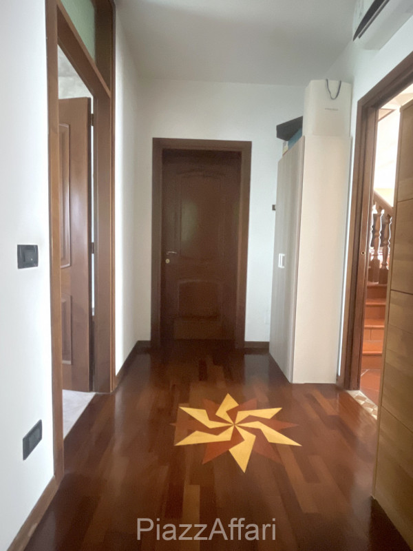 Vicinanze centro paese, proponiamo in vendita casa singola di importante metratura suddivisa in 2...