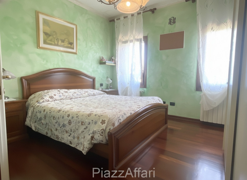 Vicinanze centro paese, proponiamo in vendita casa singola di importante metratura suddivisa in 2...