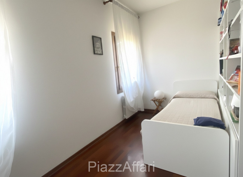 Vicinanze centro paese, proponiamo in vendita casa singola di importante metratura suddivisa in 2...