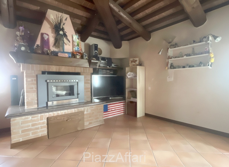 Vicinanze centro paese, proponiamo in vendita casa singola di importante metratura suddivisa in 2...