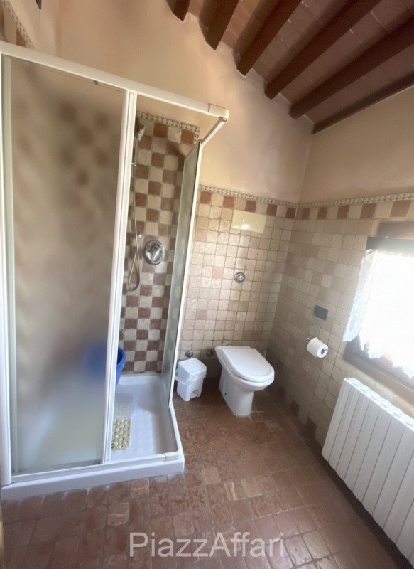 Vicinanze centro paese, proponiamo in vendita casa singola di importante metratura suddivisa in 2...