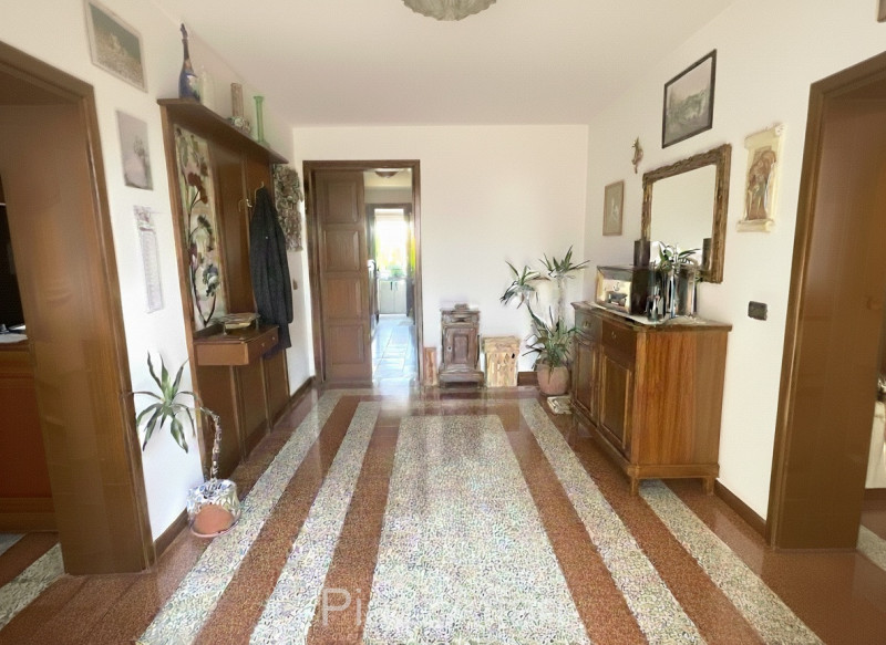 Vicinanze centro paese, proponiamo in vendita casa singola di importante metratura suddivisa in 2...
