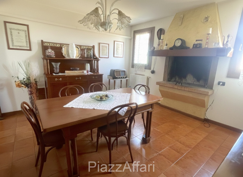 Vicinanze centro paese, proponiamo in vendita casa singola di importante metratura suddivisa in 2...