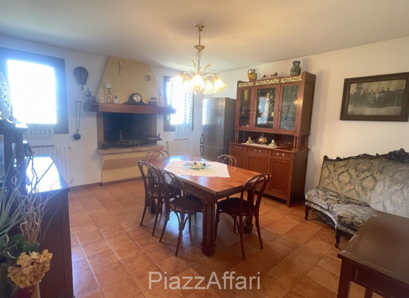 Vicinanze centro paese, proponiamo in vendita casa singola di importante metratura suddivisa in 2...