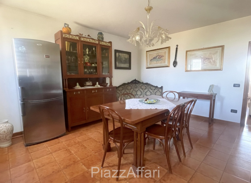 Vicinanze centro paese, proponiamo in vendita casa singola di importante metratura suddivisa in 2...