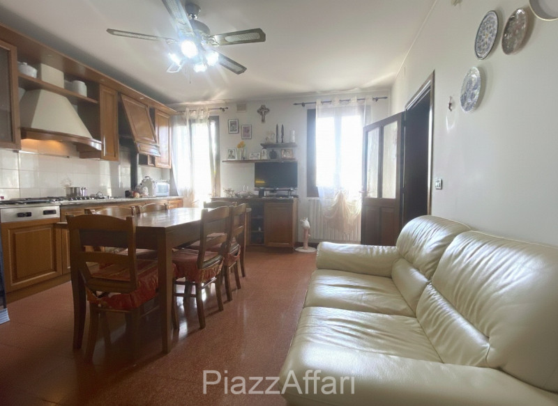 Vicinanze centro paese, proponiamo in vendita casa singola di importante metratura suddivisa in 2...