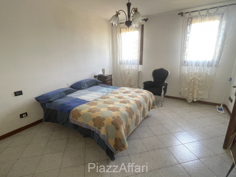 Vicinanze centro paese, proponiamo in vendita casa singola di importante metratura suddivisa in 2...