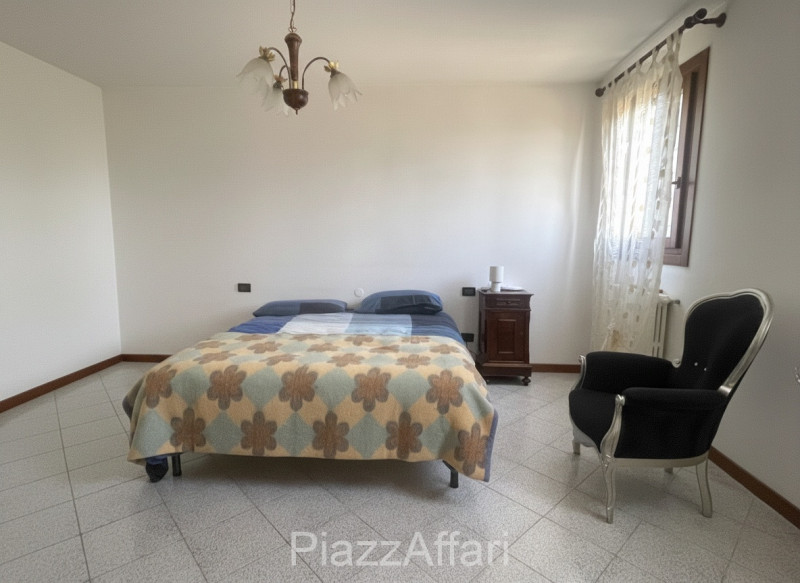 Vicinanze centro paese, proponiamo in vendita casa singola di importante metratura suddivisa in 2...