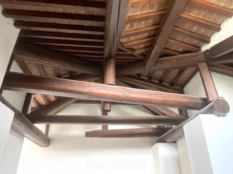 Vicinanze centro paese, proponiamo in vendita casa singola di importante metratura suddivisa in 2...