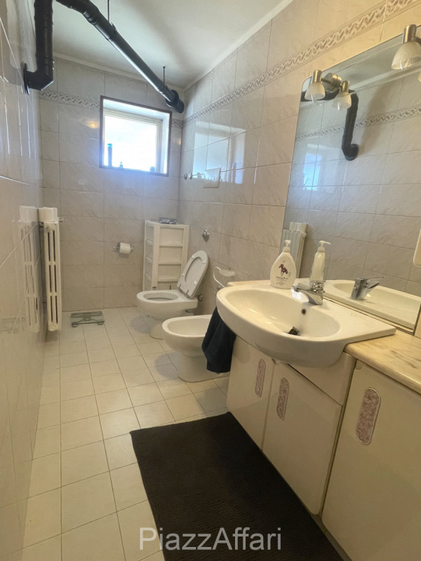 Vicinanze centro paese, proponiamo in vendita casa singola di importante metratura suddivisa in 2...