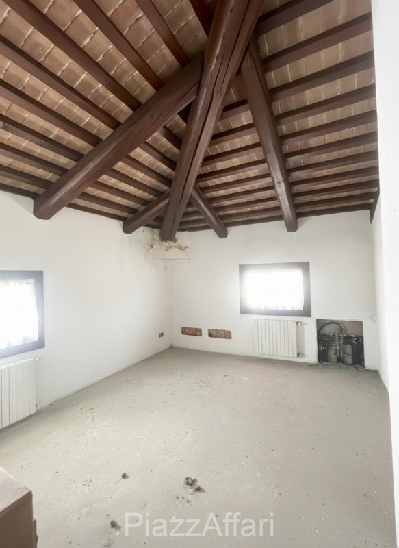 Vicinanze centro paese, proponiamo in vendita casa singola di importante metratura suddivisa in 2...