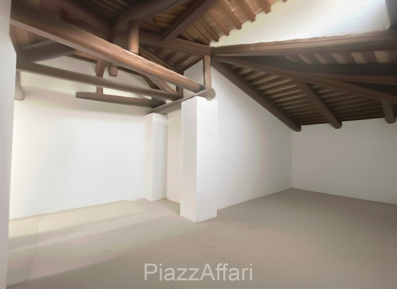 Vicinanze centro paese, proponiamo in vendita casa singola di importante metratura suddivisa in 2...