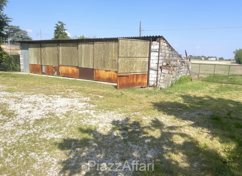 Vicinanze centro paese, proponiamo in vendita casa singola di importante metratura suddivisa in 2...