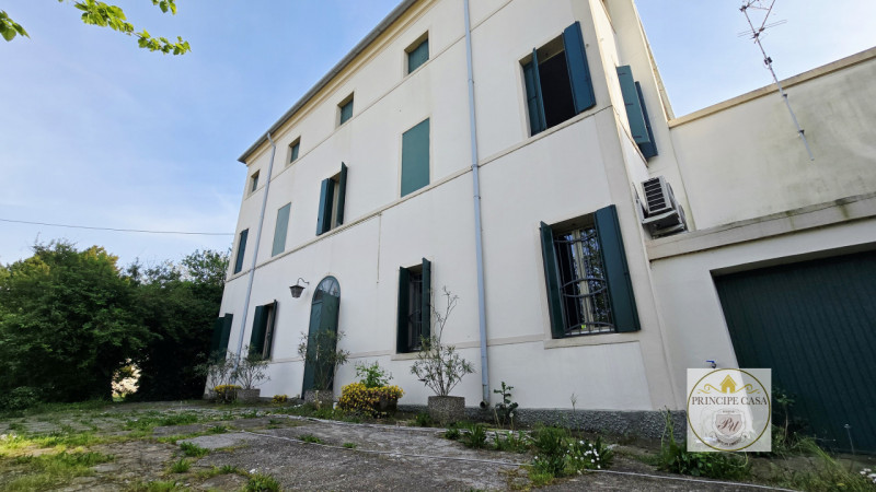 Rif. S441 - Proponiamo in vendita compendio immobiliare di pregio composto da villa storica svilu...