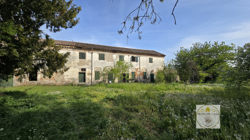 Rif. S441 - Proponiamo in vendita compendio immobiliare di pregio composto da villa storica svilu...