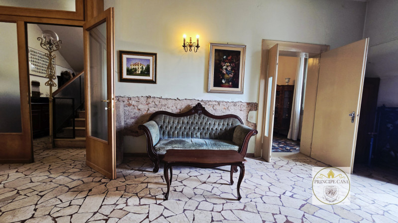 Rif. S441 - Proponiamo in vendita compendio immobiliare di pregio composto da villa storica svilu...