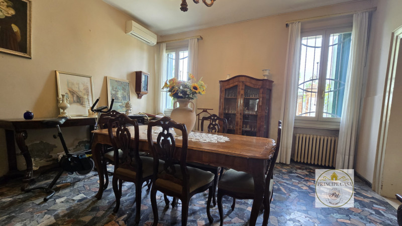 Rif. S441 - Proponiamo in vendita compendio immobiliare di pregio composto da villa storica svilu...